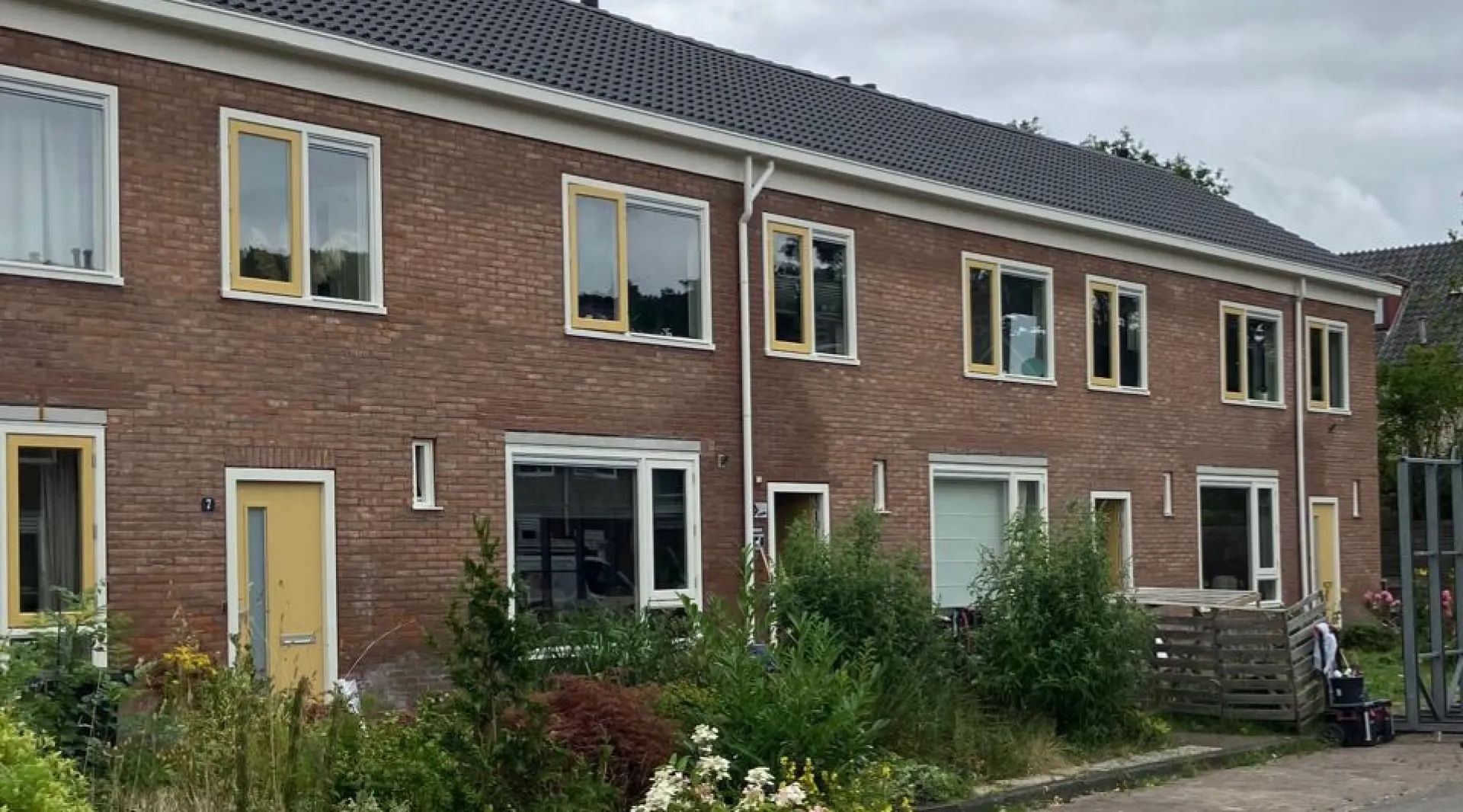 Rijtjeshuizen die verduurzaamd zijn met tuin.